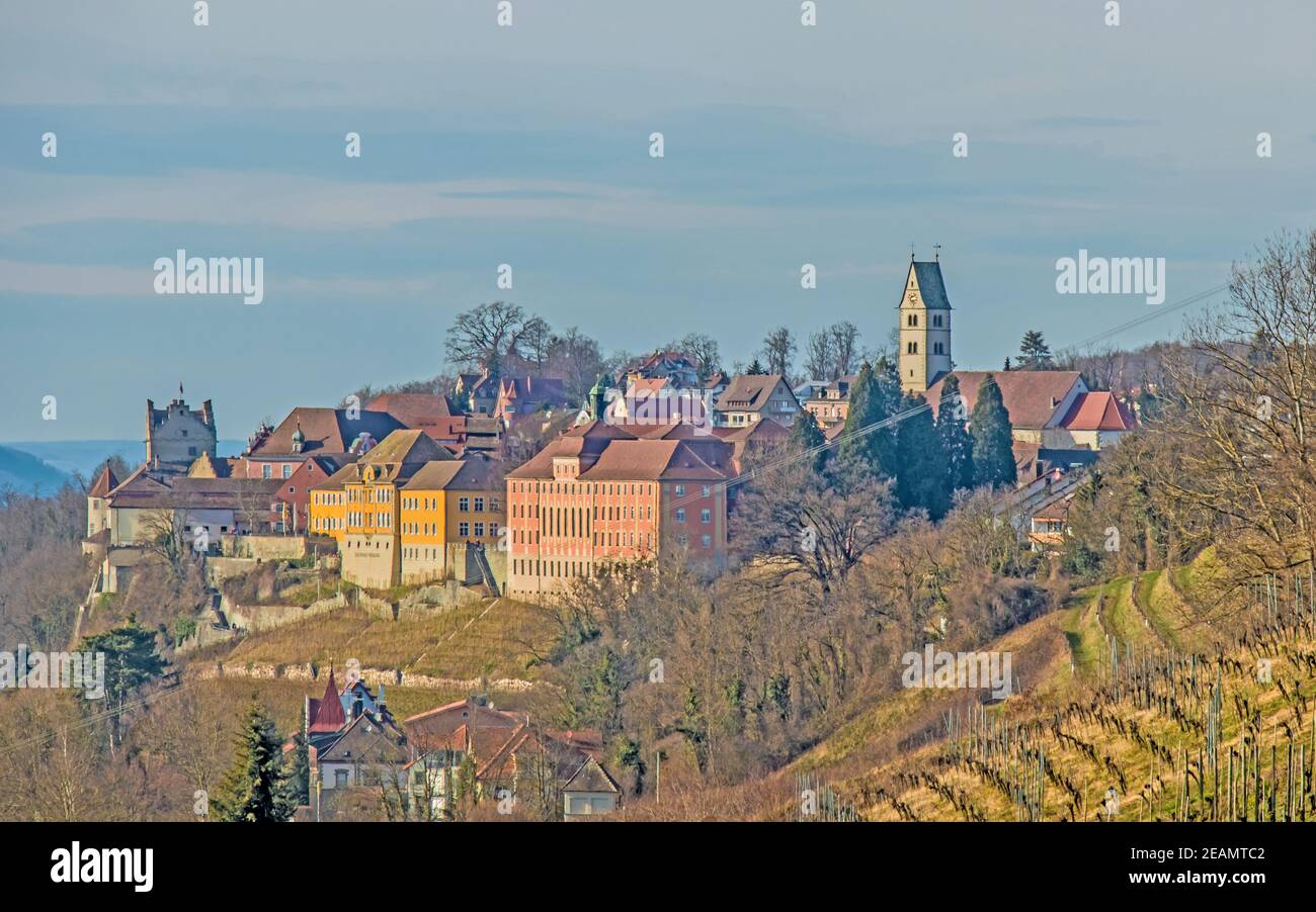 Meersburg sul lago di Costanza con la chiesa parrocchiale e il castello Foto Stock