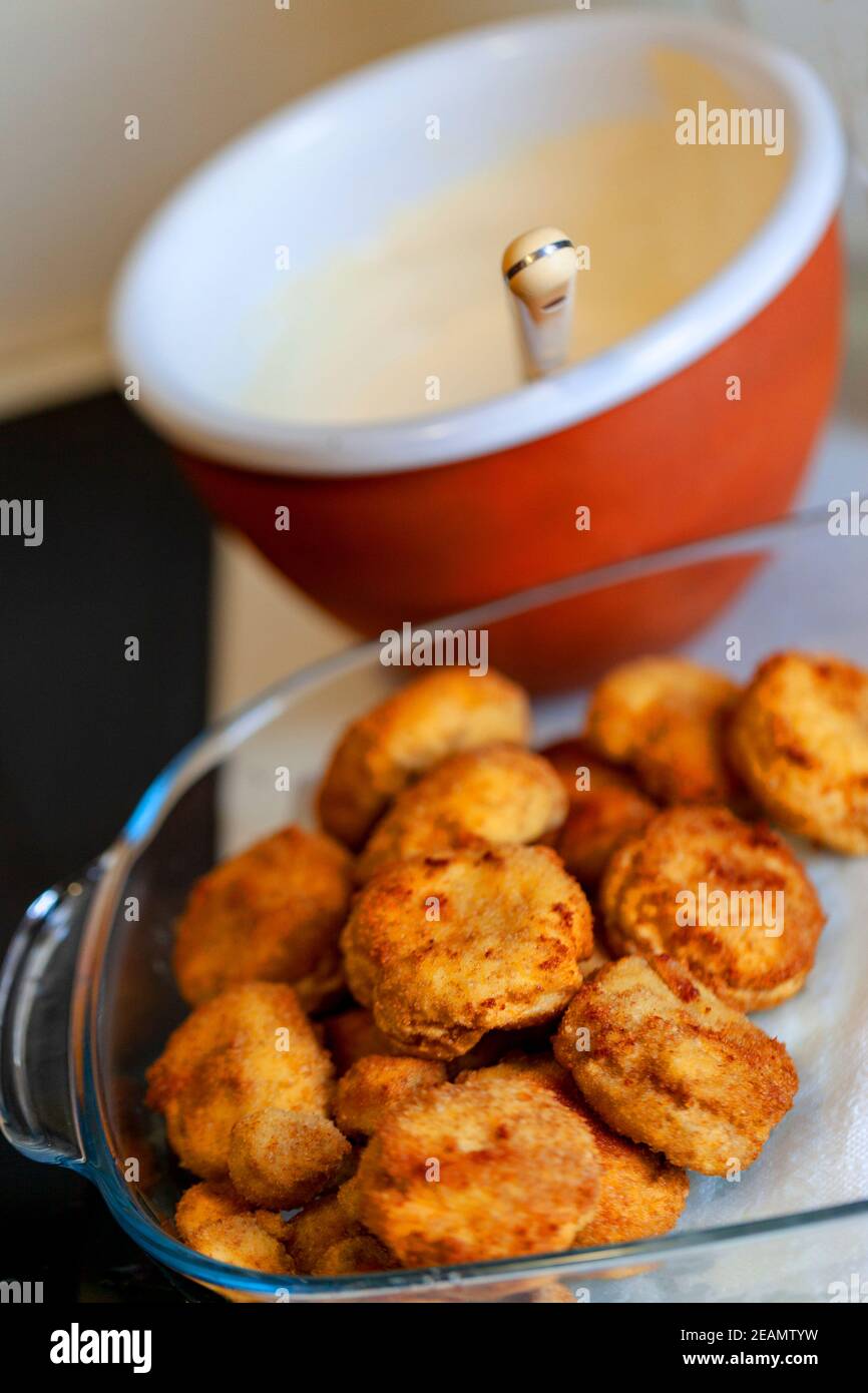 Cibo fritto (verdure) in fase di preparazione. Foto Stock