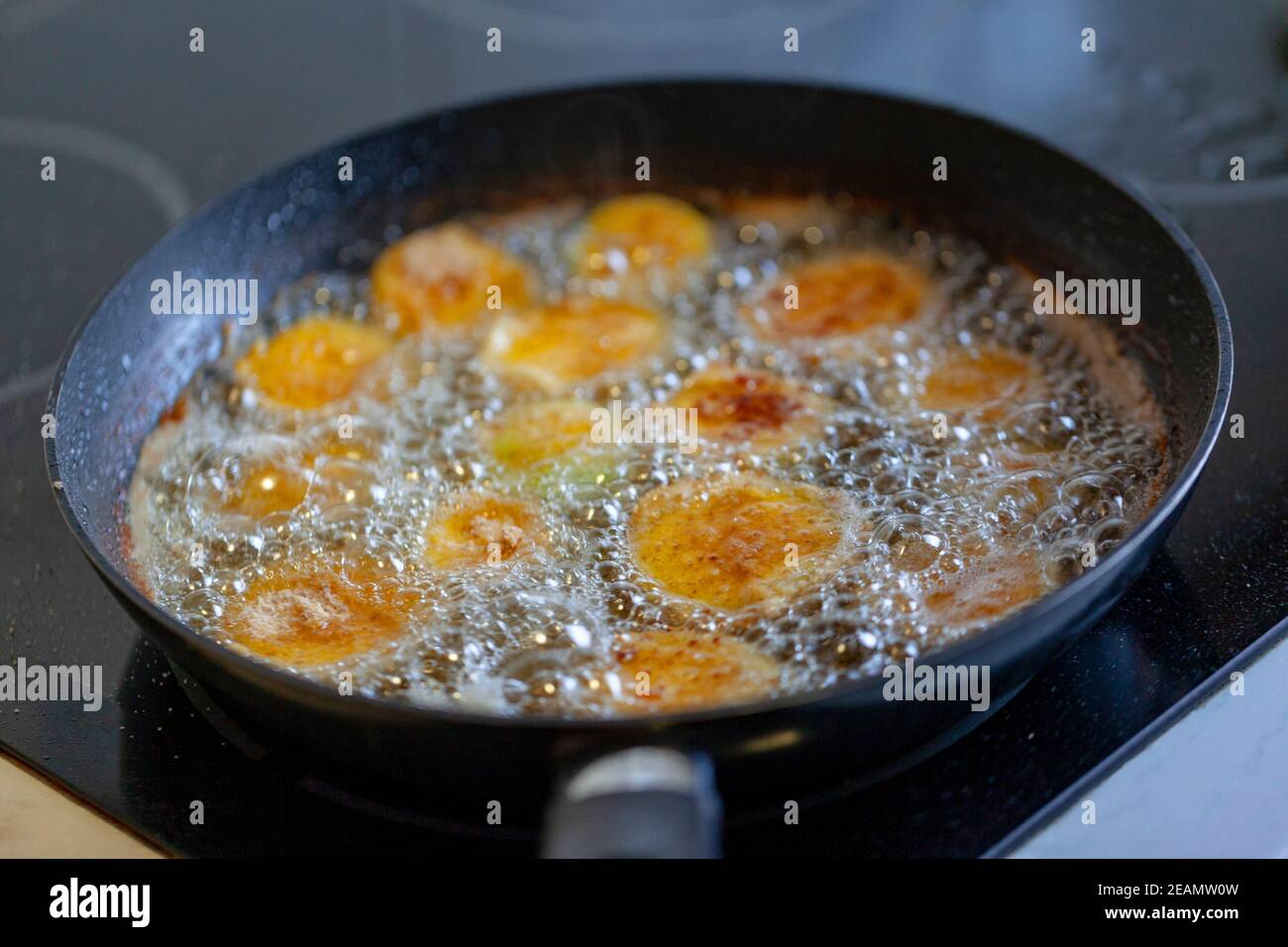 Cibo fritto (verdure) in fase di preparazione. Foto Stock