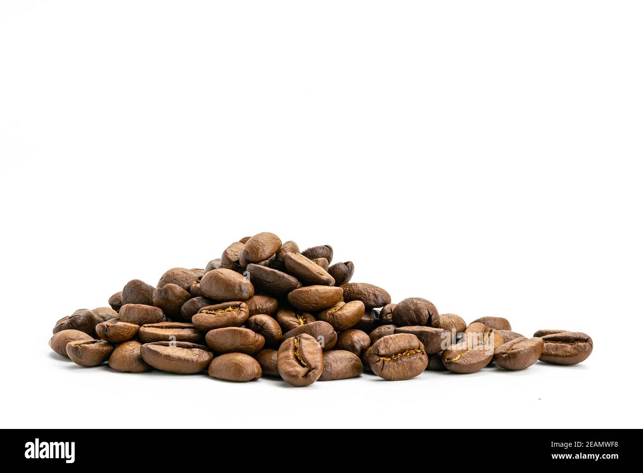 Pila di chicchi di caffè isolati su sfondo bianco con percorso di ritaglio. Foto Stock