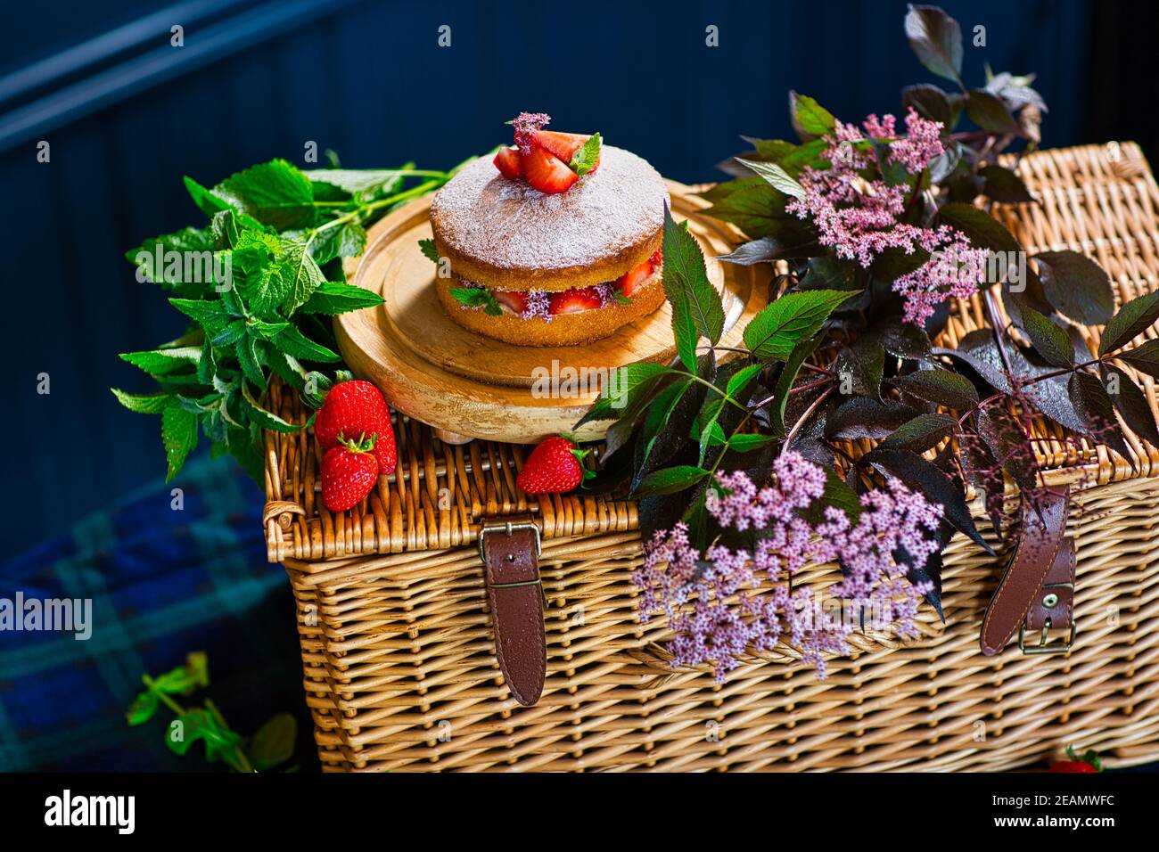 Pan di Spagna Victoria su un cestino da picnic. Foto Stock