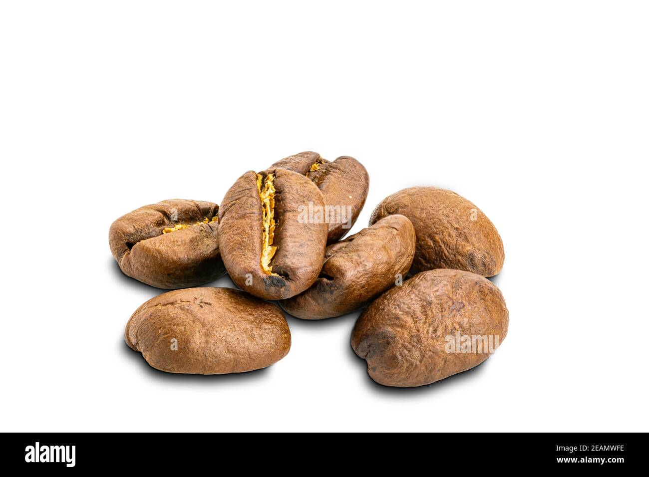 Cumulo di chicchi di caffè su sfondo bianco con percorso di ritaglio. Foto Stock