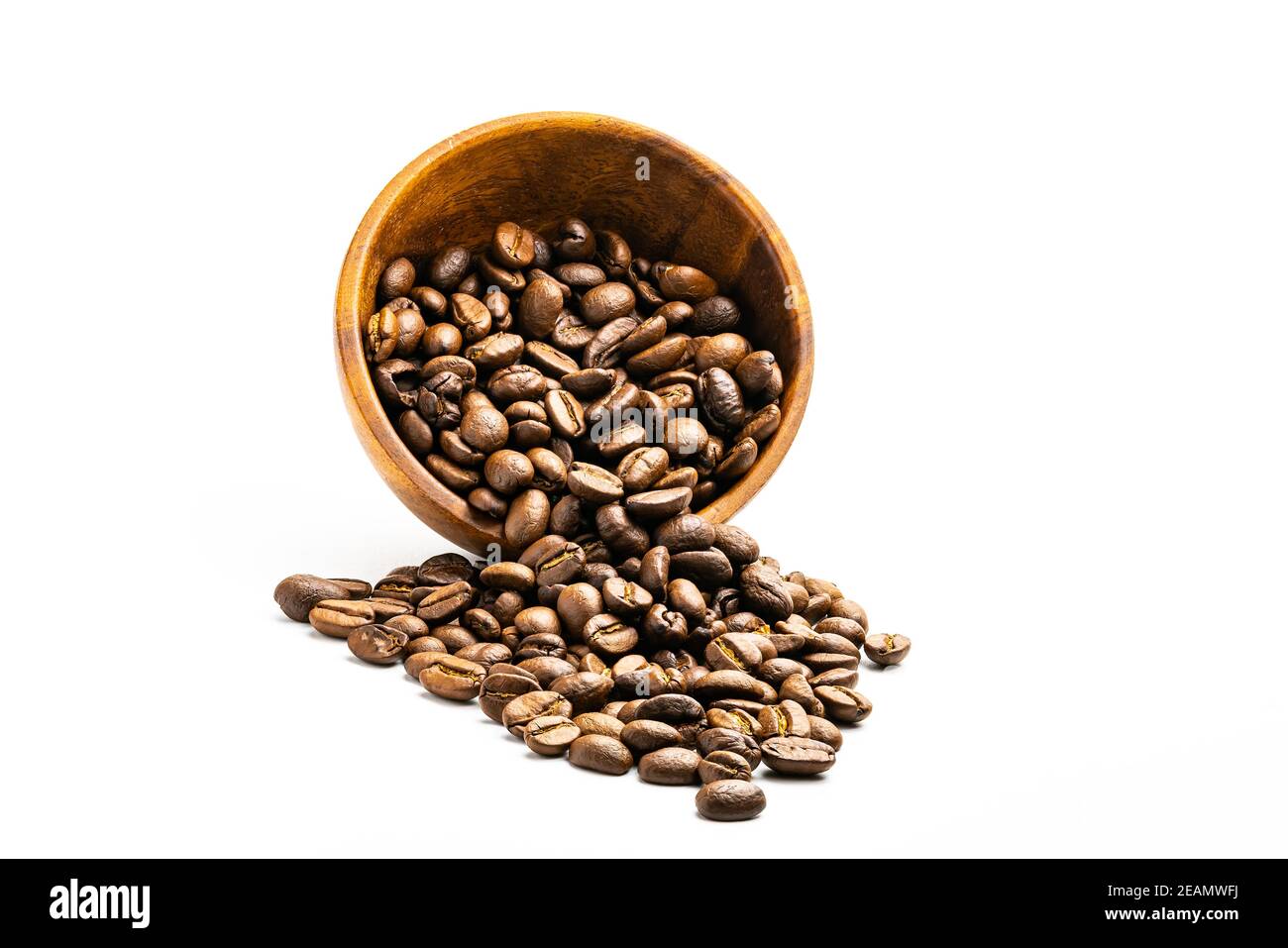 Cumulo di chicchi di caffè in una ciotola di legno su sfondo bianco con percorso di ritaglio. Foto Stock