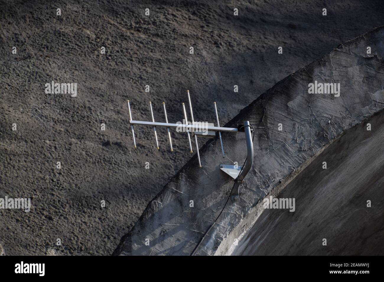 Comunicazione digitale dell'antenna dall'alluminio. Antenna a parete. Foto Stock