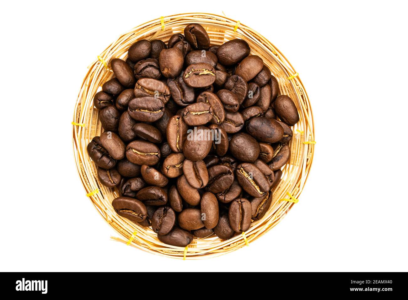 Chicchi di caffè in bambù baskst su sfondo bianco con percorso di ritaglio. Foto Stock