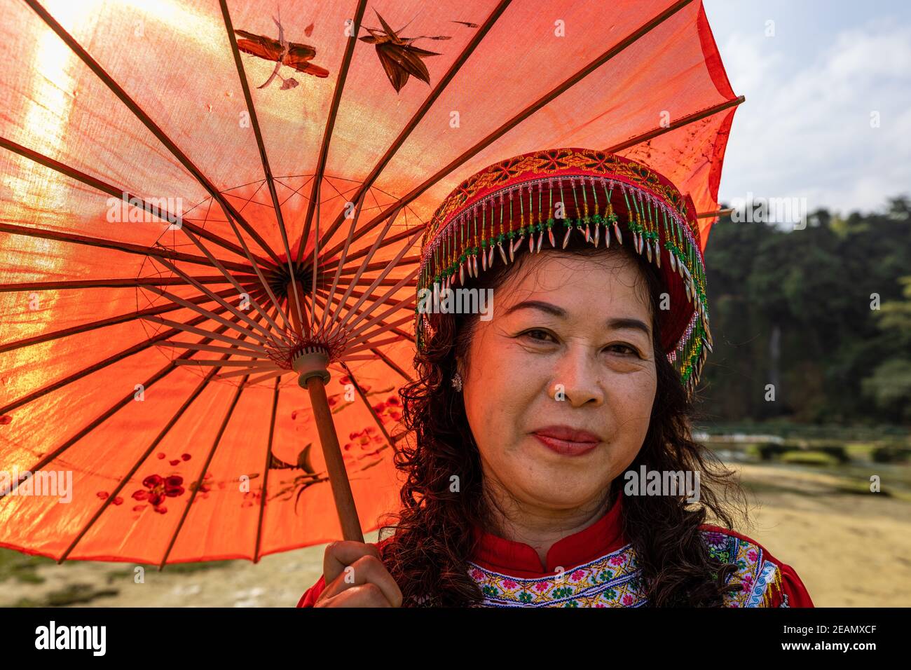 Donna in abito tradizionale a Ban Gioc in Vietnam Foto Stock