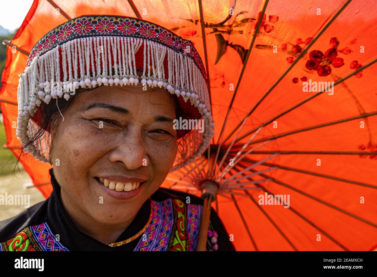 Donna in abito tradizionale a Ban Gioc in Vietnam Foto Stock