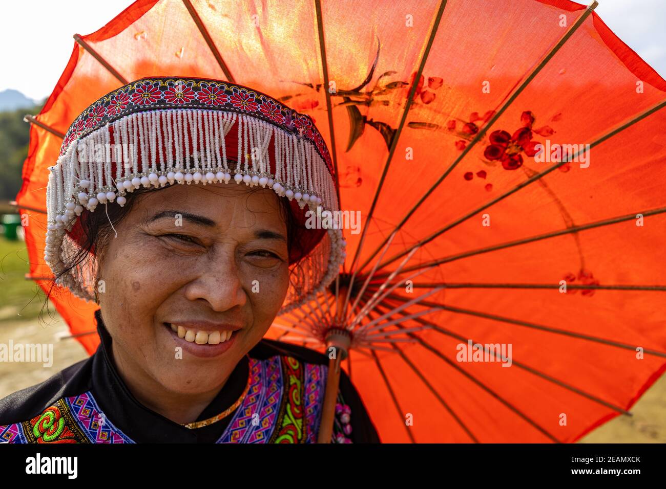 Donna in abito tradizionale a Ban Gioc in Vietnam Foto Stock