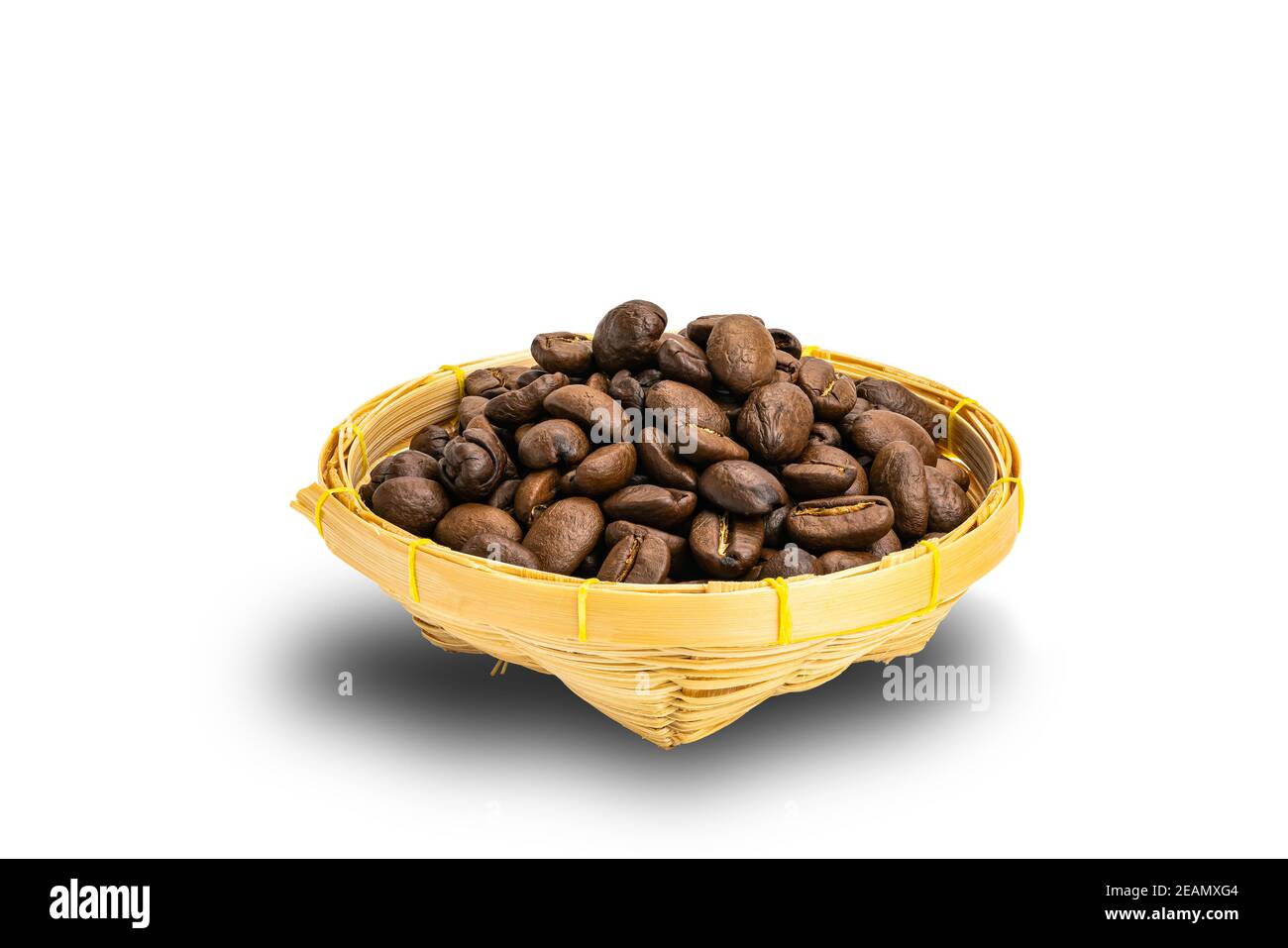 Caffè arrosto fagioli in un cesto di bambù isolato su sfondo bianco con percorso di ritaglio. Foto Stock