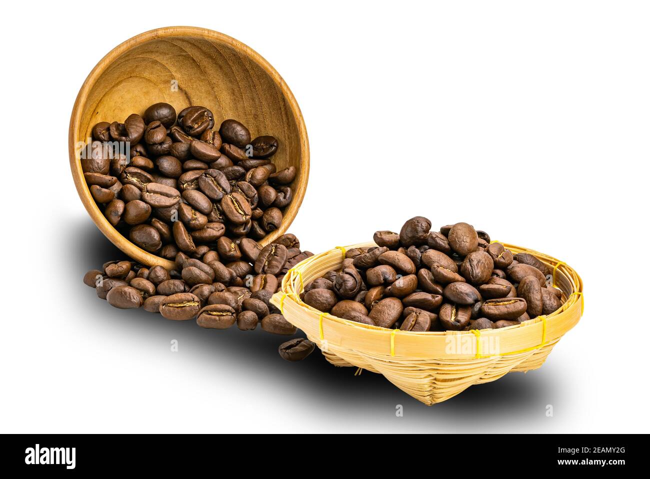 Chicchi di caffè arrosto in ciotola di legno e in cesto di bambù isolato su sfondo bianco con percorso di ritaglio. Foto Stock
