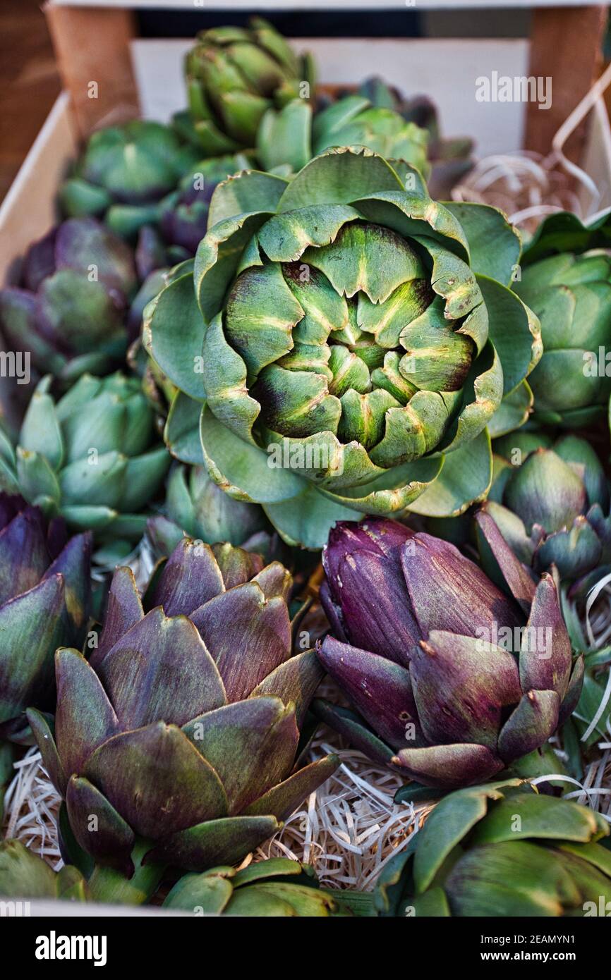 Composizione dei carciofi freschi sul mercato agricolo Foto Stock