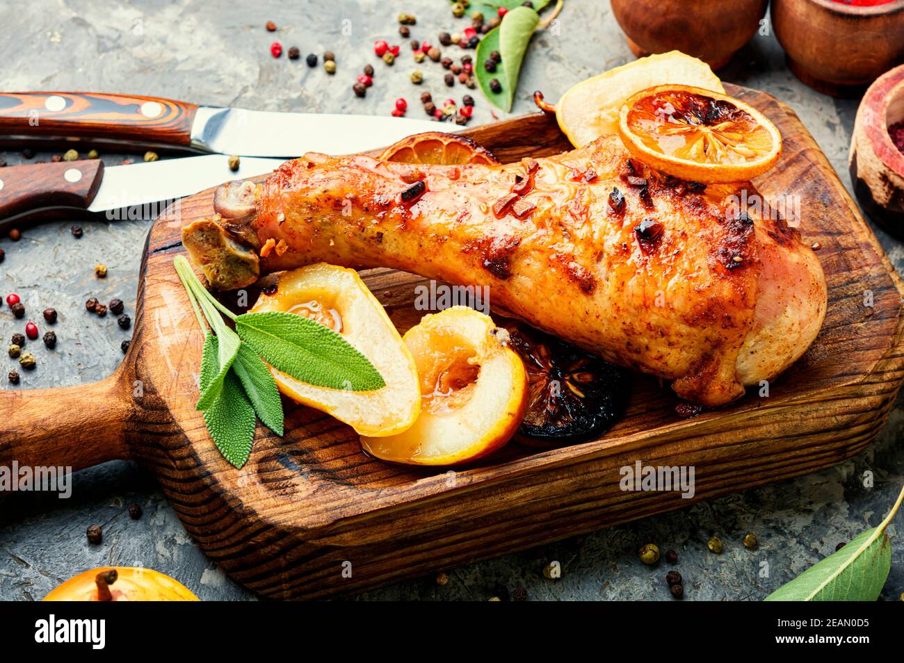 Gamba di tacchino cotta al forno Foto Stock