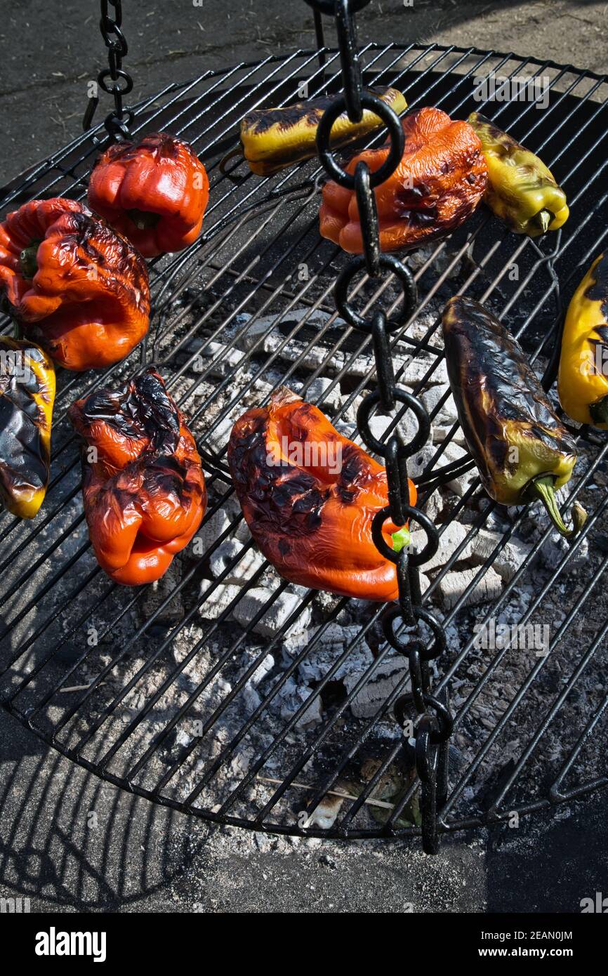 Barbecue vegetariano con pepe rosso e giallo grigliato su carbone. Verdure sulla griglia a fuoco basso Foto Stock