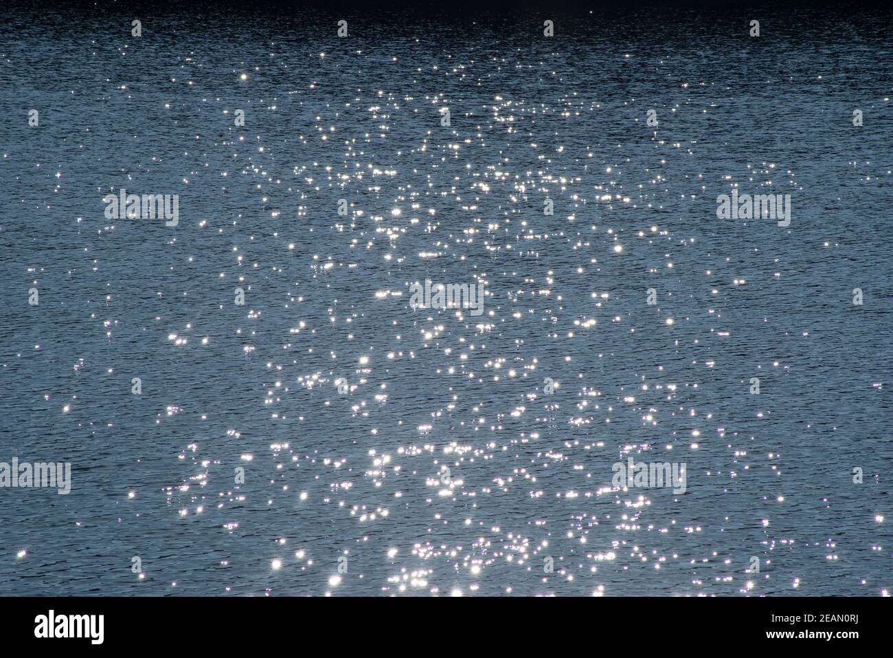 Shimmer centrato su acqua blu. Foto Stock