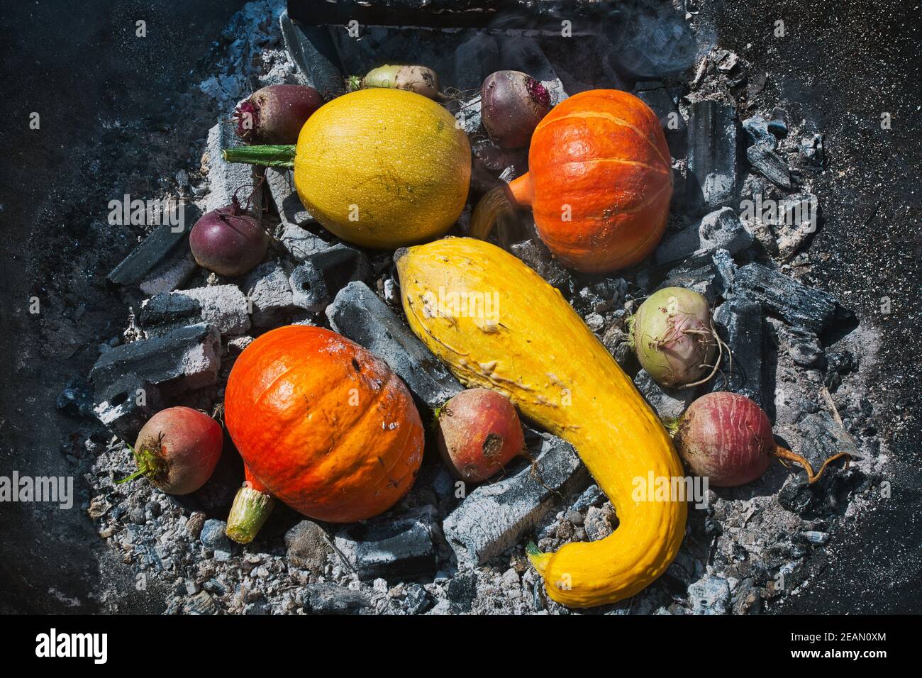 Carbone fuoco zucca arrosto Foto Stock