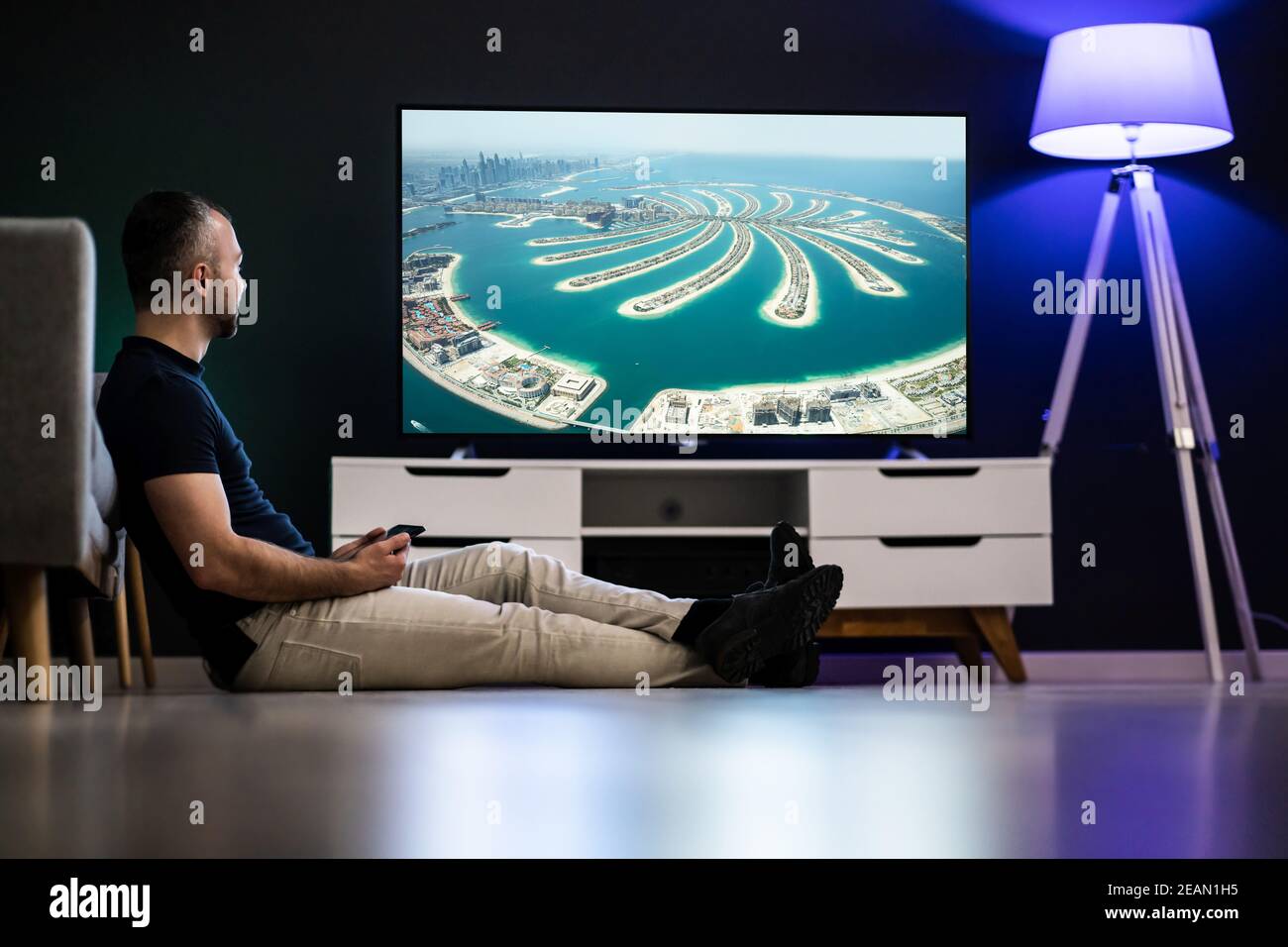 Streaming dal tablet alla TV collegata Foto Stock