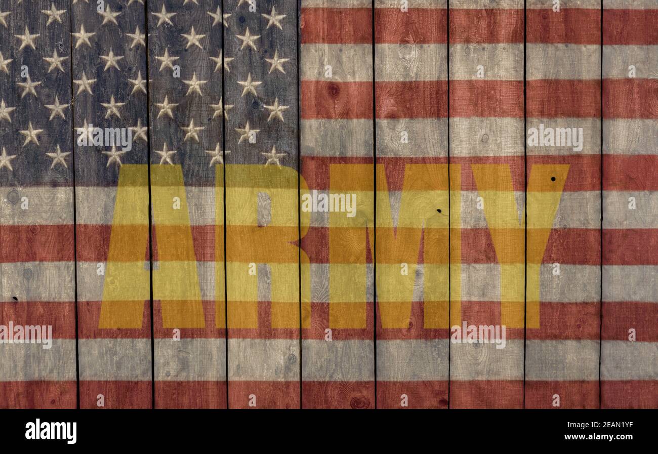 Bandiera americana d'epoca e logo dell'esercito dipinto sul lato di un muro di fienile di legno intemperie Foto Stock