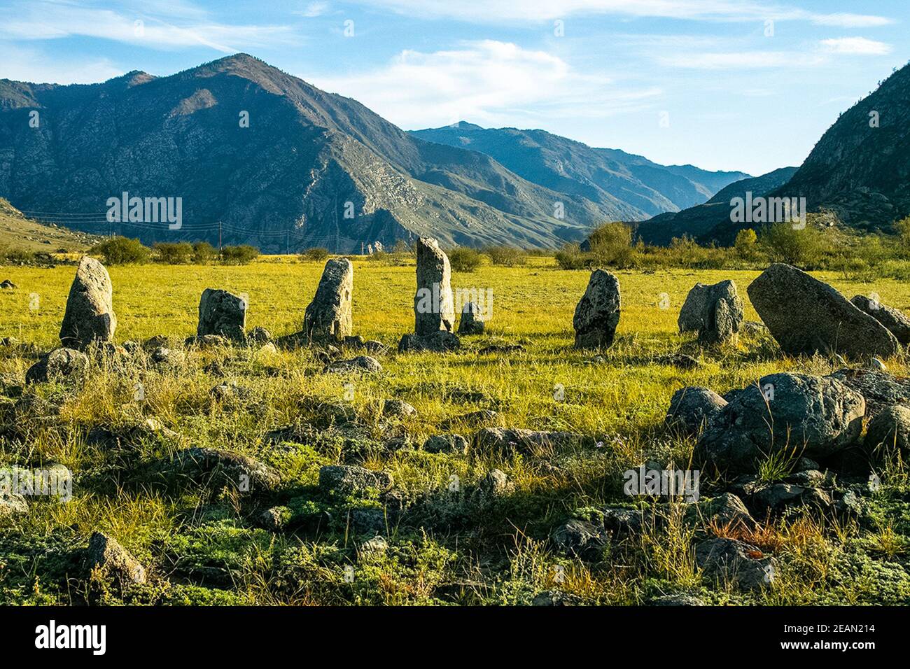Altai Stonehenge. Le pietre sono in piedi in posizione verticale. Monti Altai. Foto Stock