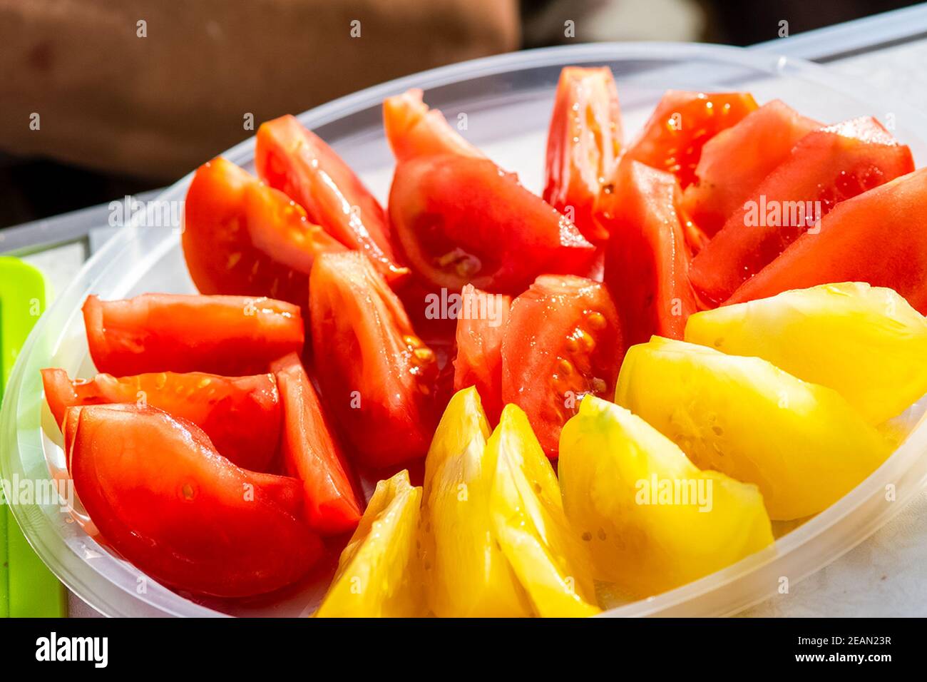 Pomodori in piatto tagliati a fette. Pomodori rossi e gialli. Foto Stock