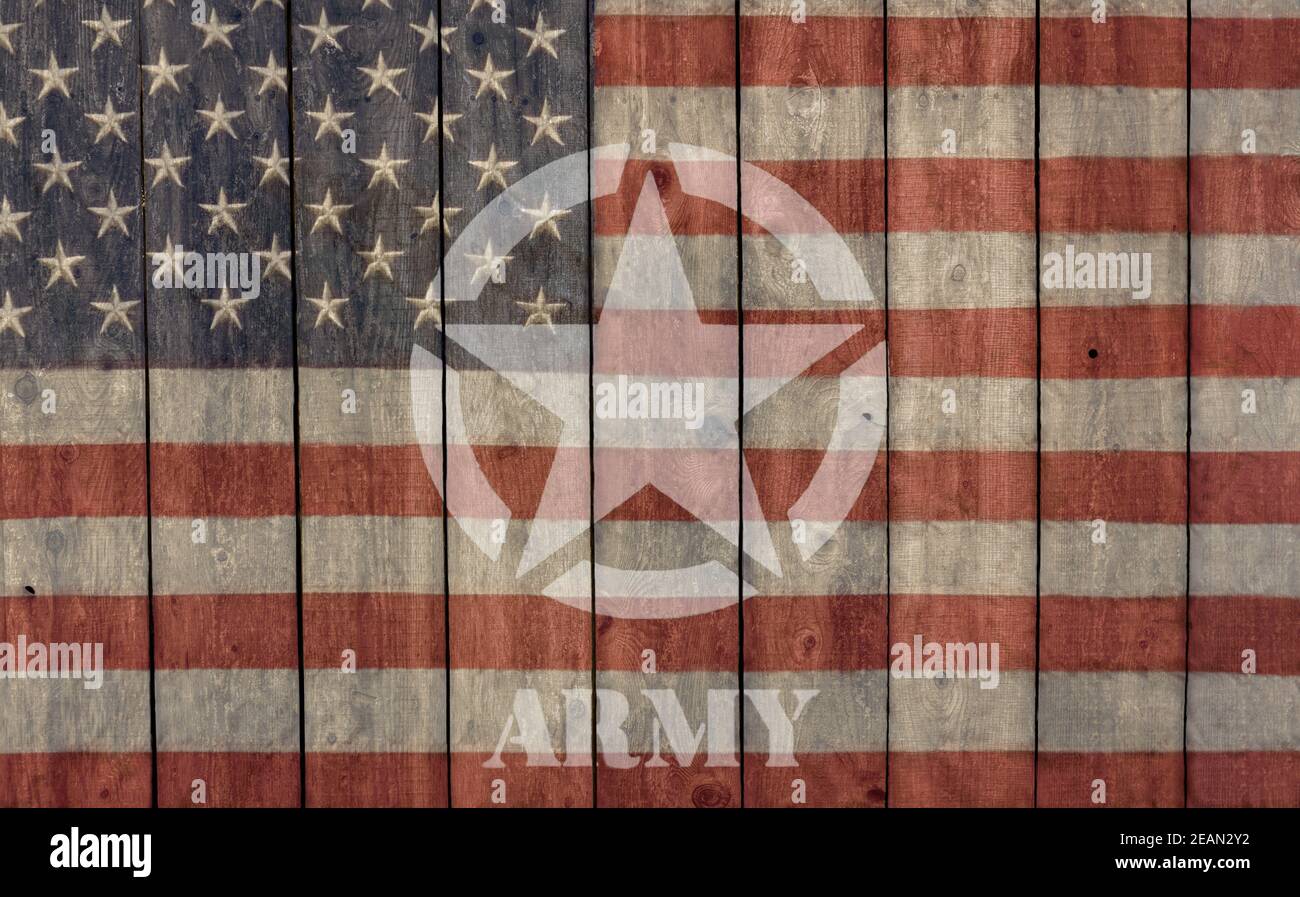 Bandiera americana d'epoca e stella dell'esercito dipinta sul lato di un fienile di legno stagionato Foto Stock