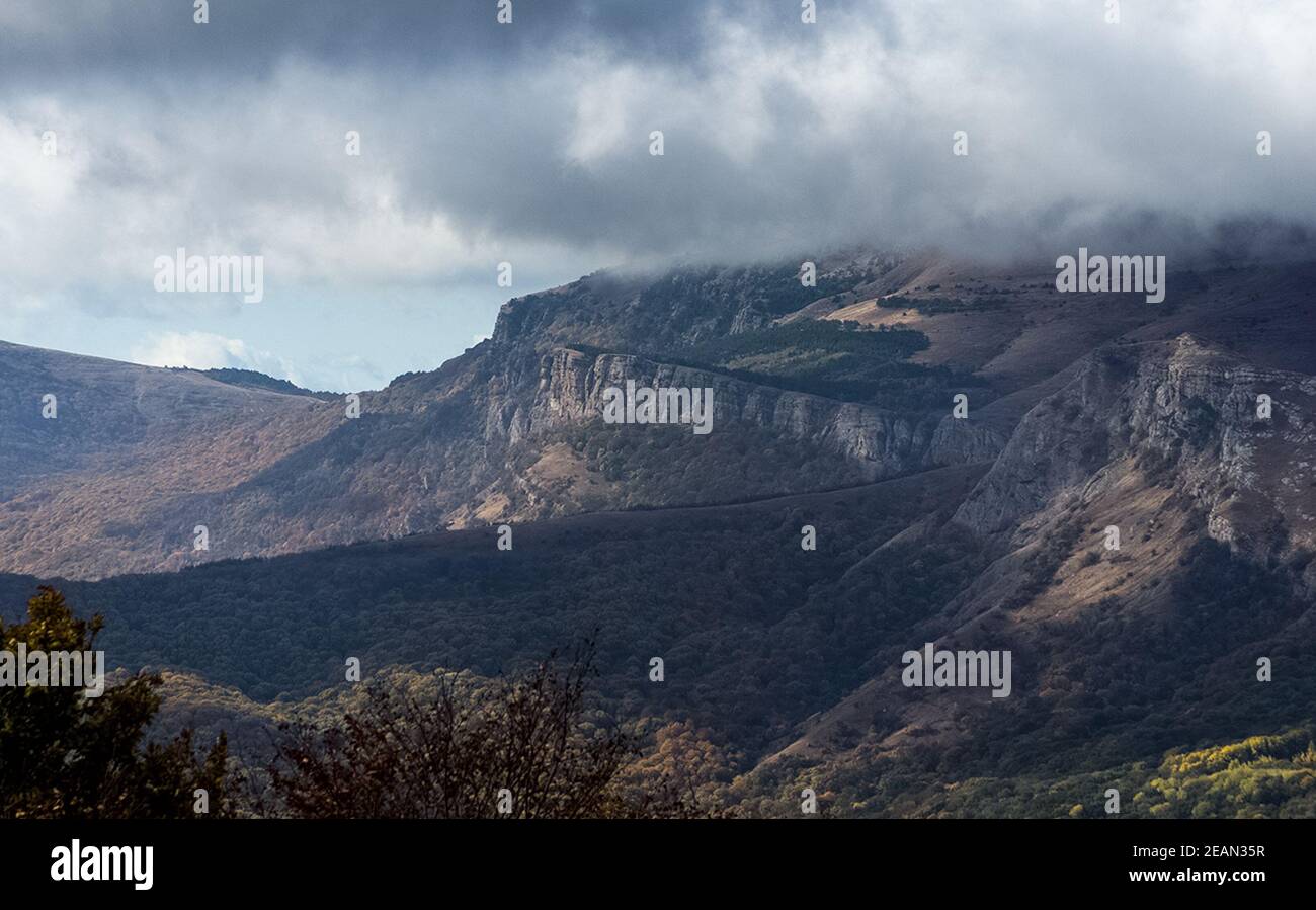 Montagne e foreste di Crimea. Alberi di conifere e decidui sulle colline di montagne e rocce Foto Stock