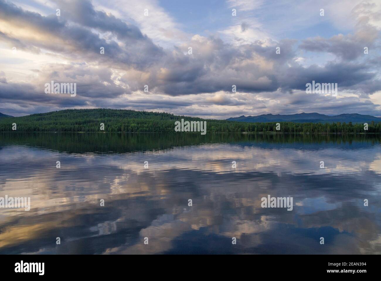 Nuvole che si riflettono nel lago Funasdalsjon Foto Stock