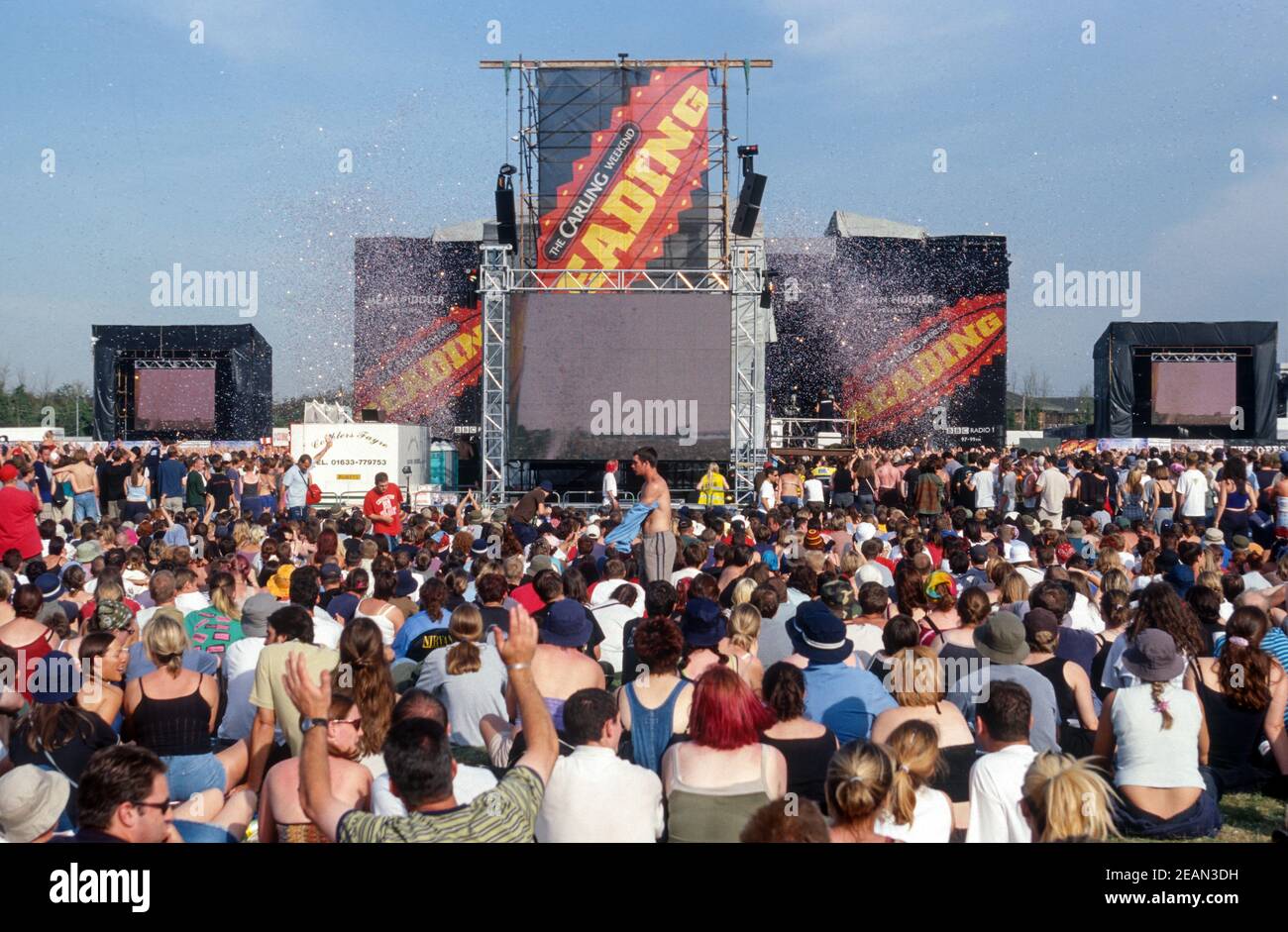 Tifosi che guardano il limp Bizkit al Reading Festival 2000, Berkshire, Inghilterra, Regno Unito. Foto Stock