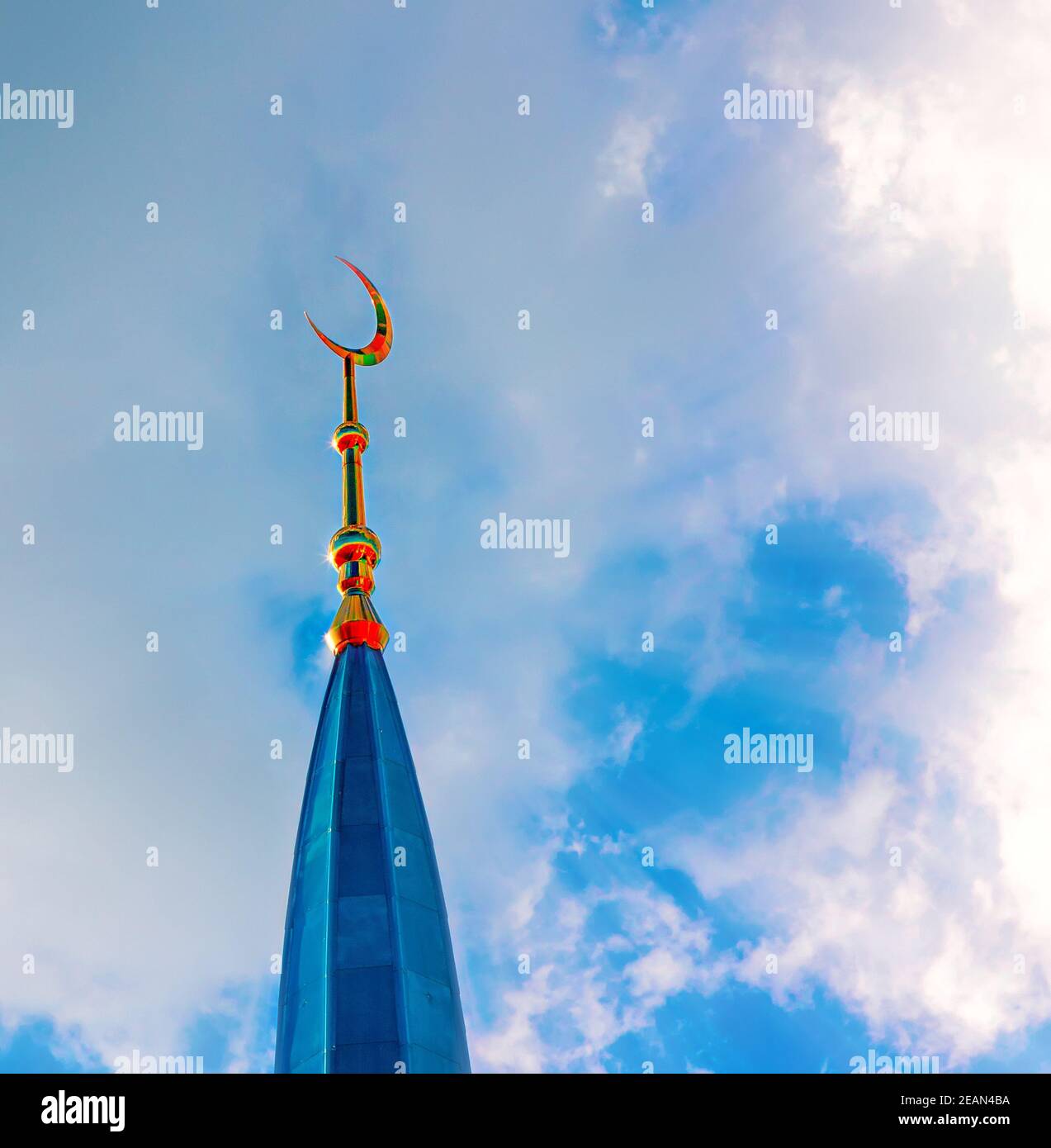 gold Crescent sulla cupola della moschea e blu cielo Foto Stock