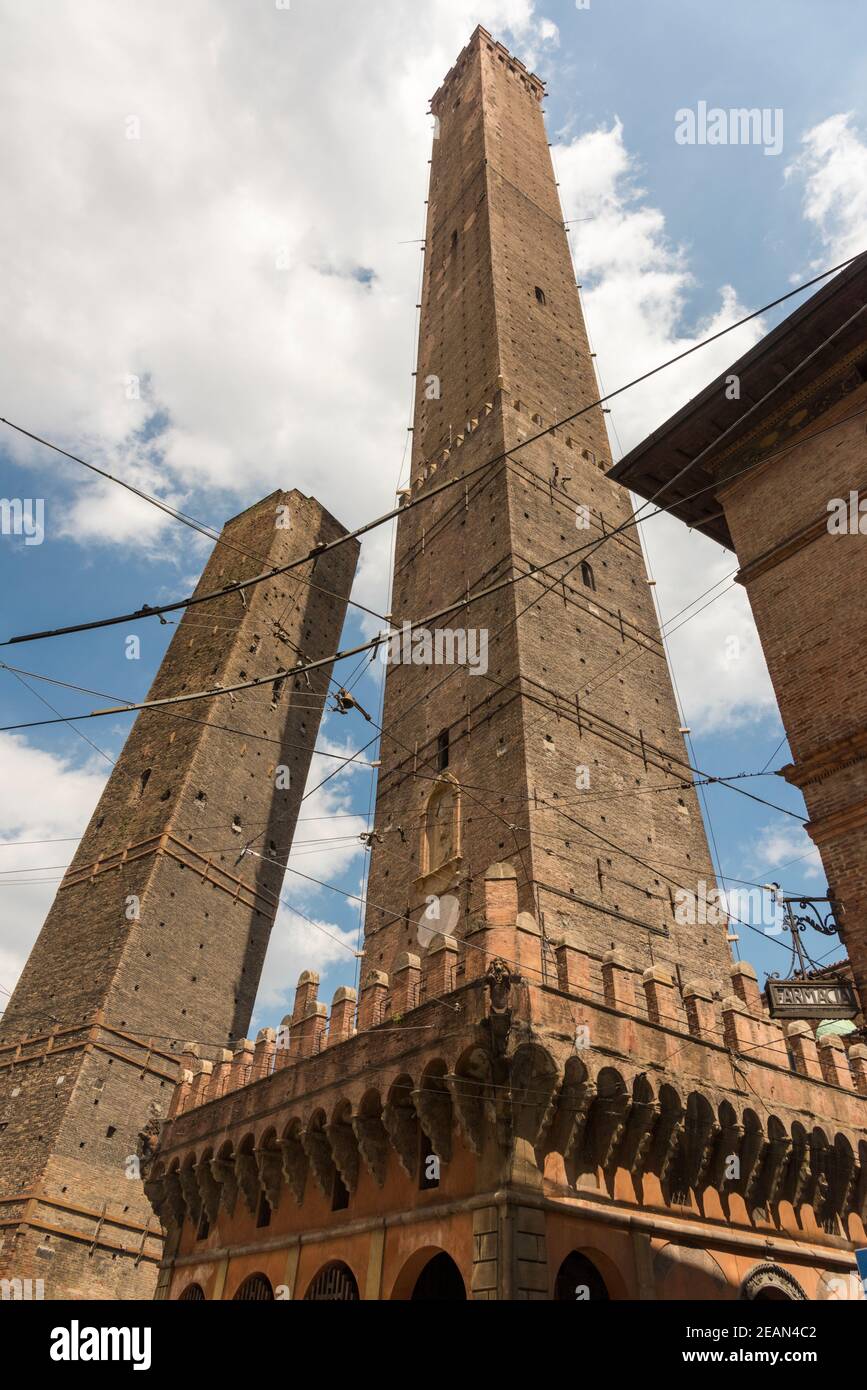 Le torri gemelle o due torri a Bologna, la Torre Garisenda e la Torre Asinelli Foto Stock