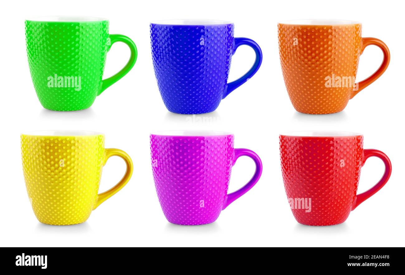 Tazze colorate tazza bevanda su sfondo bianco isolamento Foto Stock