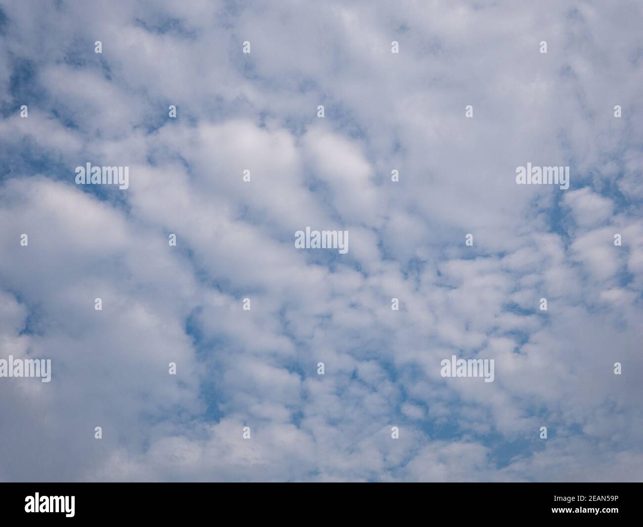 Un cielo parzialmente blu con nuvole chiare Foto Stock