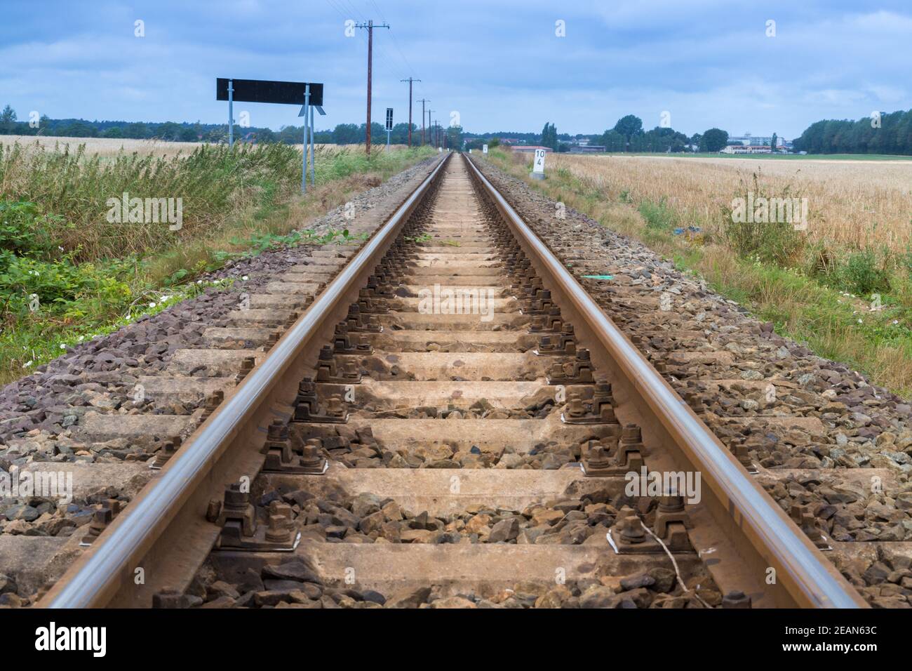 Binari ferroviari di una ferrovia a scartamento ridotto nel Meclemburgo-Vorpommern. Foto Stock