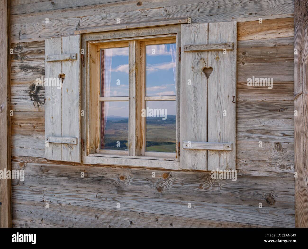 Casa in legno con finestre e persiane in legno Foto Stock