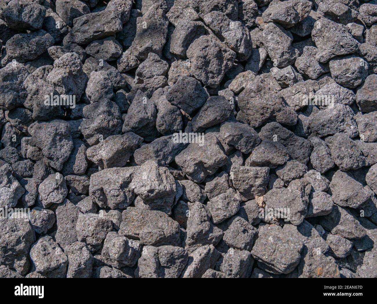 Piccoli grumi di carbone duro su un palo grande Foto Stock
