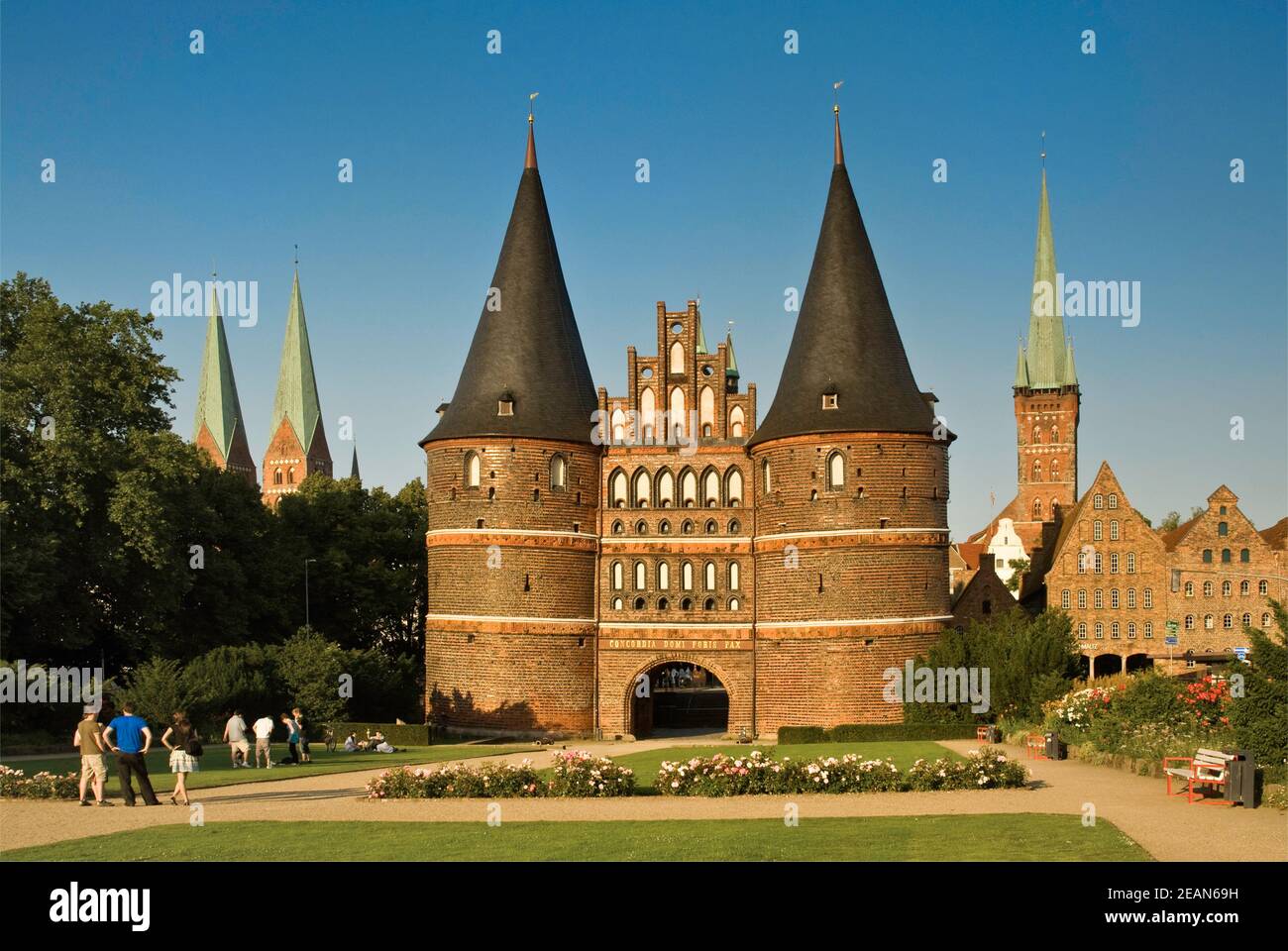 Holstentor, porta medievale, simbolo della città di Lübeck in Schleswig-Holstein, Germania Foto Stock