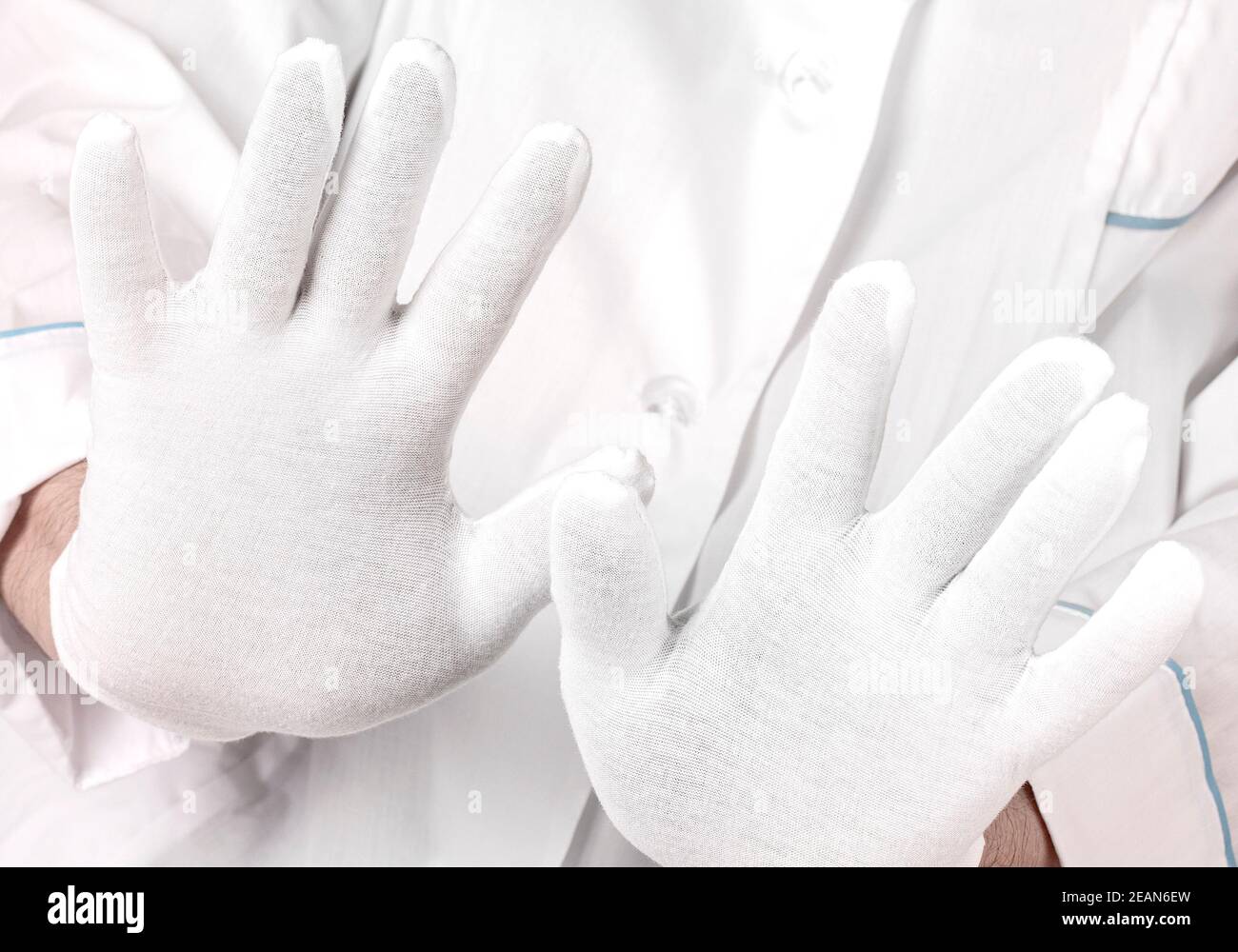 La mano del medico fa un segno di arresto. Foto Stock