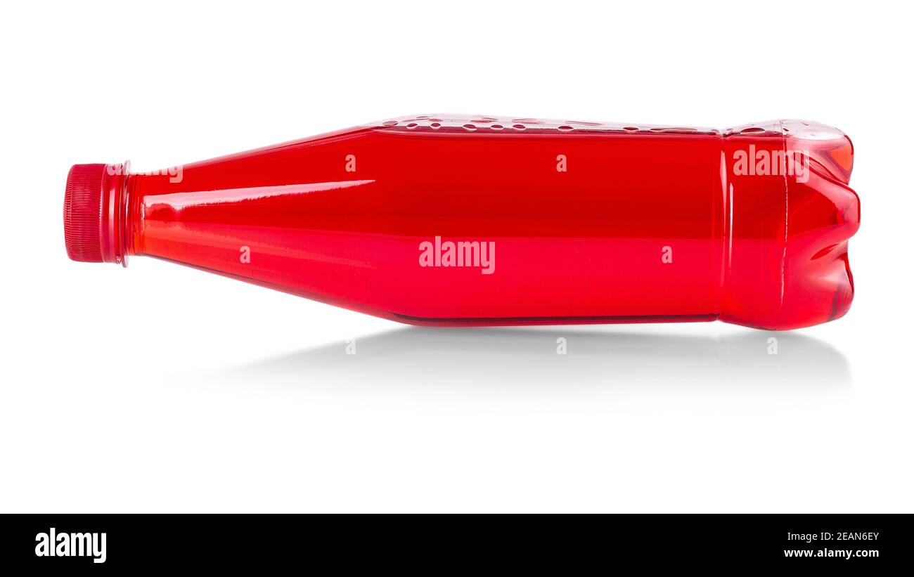 Bottiglia di plastica con limonata rossa isolata su fondo bianco Foto Stock