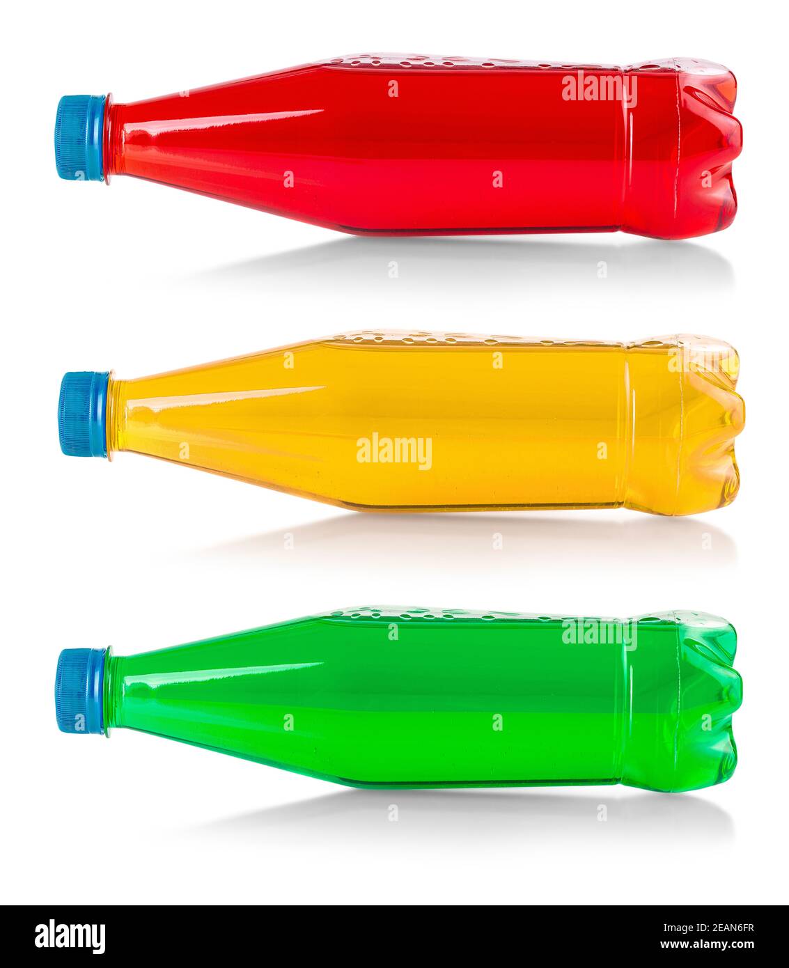 Bottiglia di plastica con limonata colorata isolata su fondo bianco Foto Stock