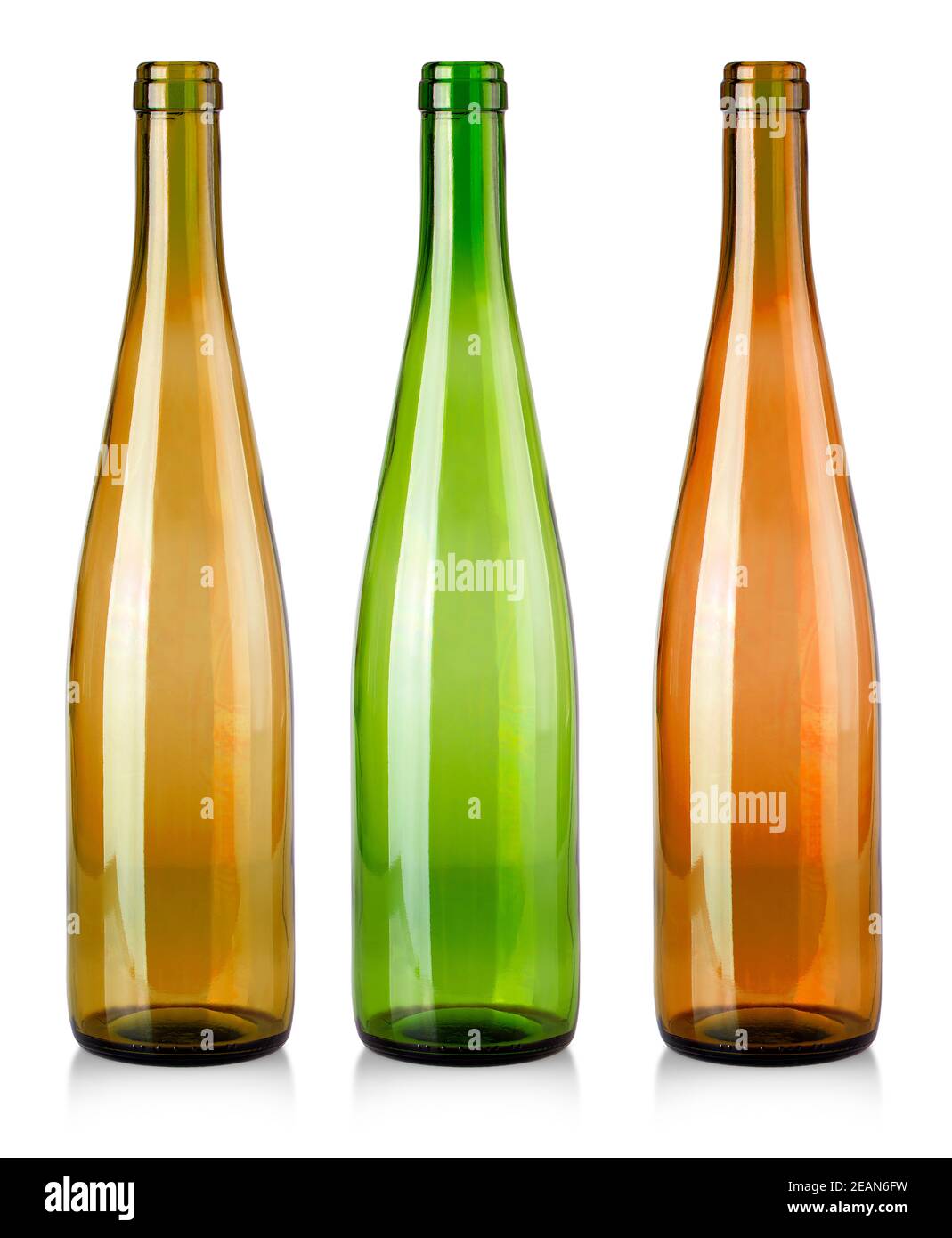 Bottiglie vuote colorate per vino isolato su sfondo bianco Foto Stock