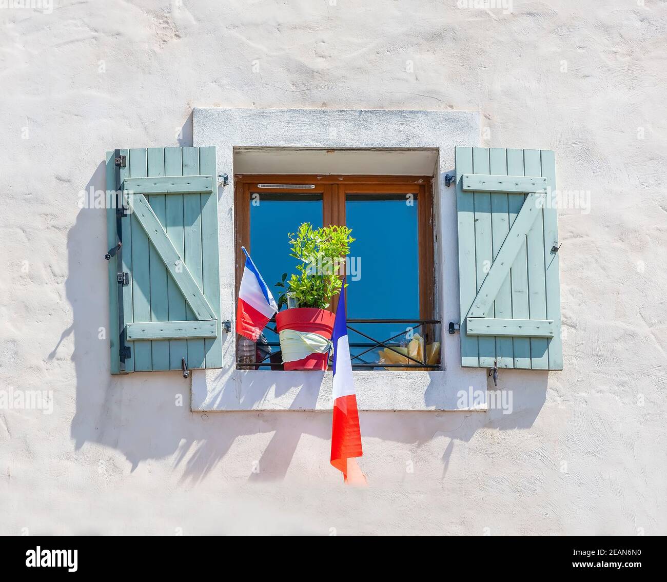 Facciata dell'edificio con le bandiere della Francia nella finestra. Foto Stock