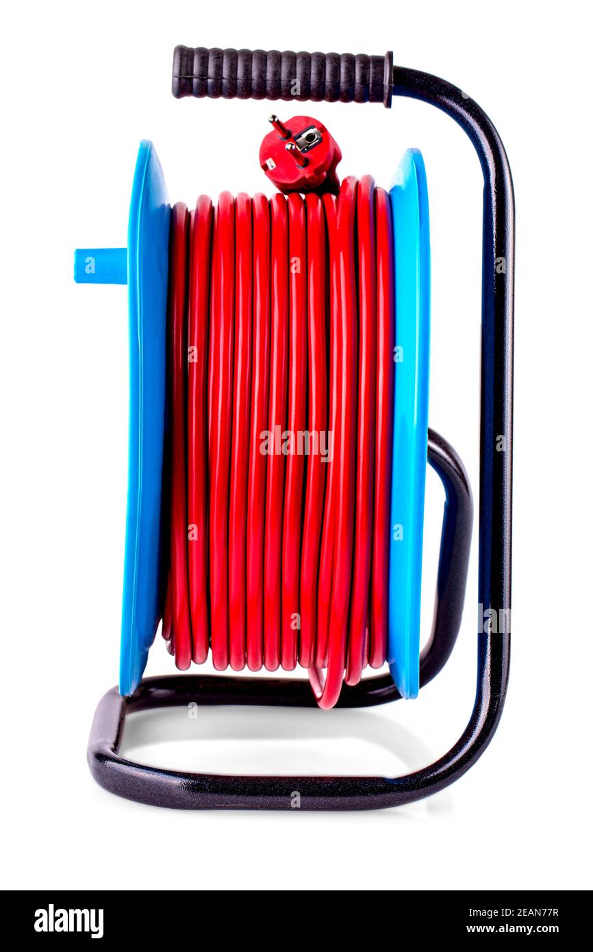 Avvolgicavo elettrico, guanti in gomma rossa isolati su fondo bianco. Foto Stock