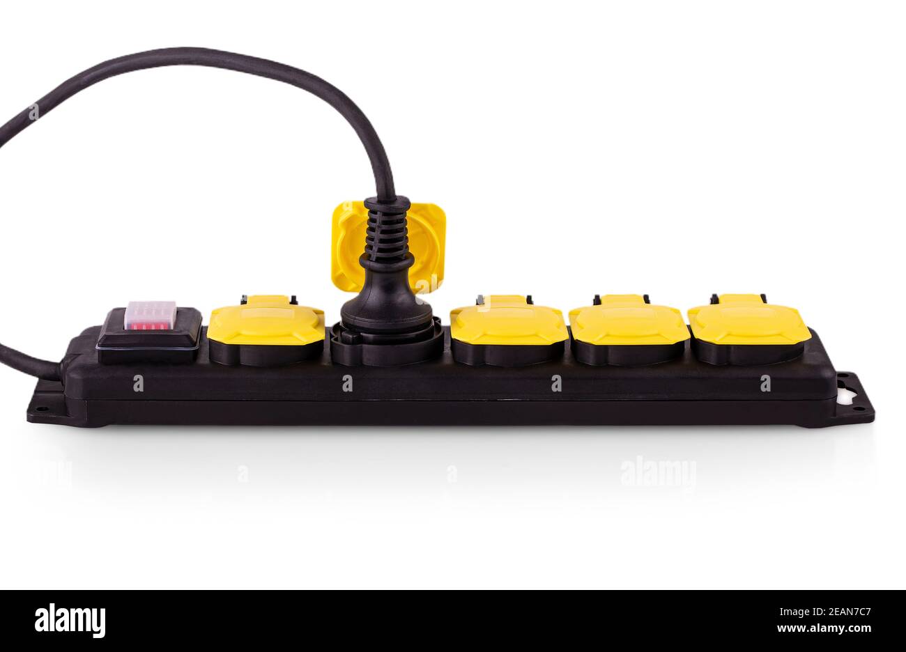 Dispositivi elettrici inseriti in un cavo di prolunga giallo isolato Foto Stock
