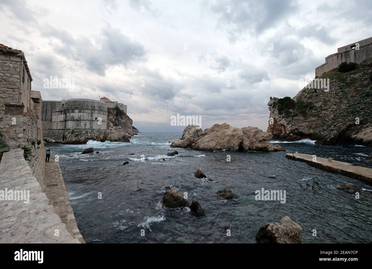 Porto Vecchio Kolorina, con le due fortezze Bokar e Lovrijenic in piedi come sentinals come difesa delle mura di Dubrovnik, Croazia Foto Stock