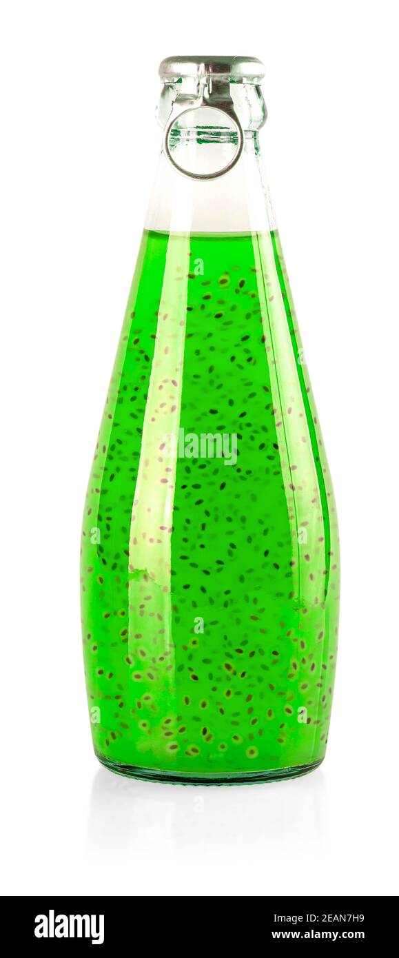 bevande verdi con semi di basilico o semi di falooda o tukmaria in bottiglie su sfondo bianco Foto Stock