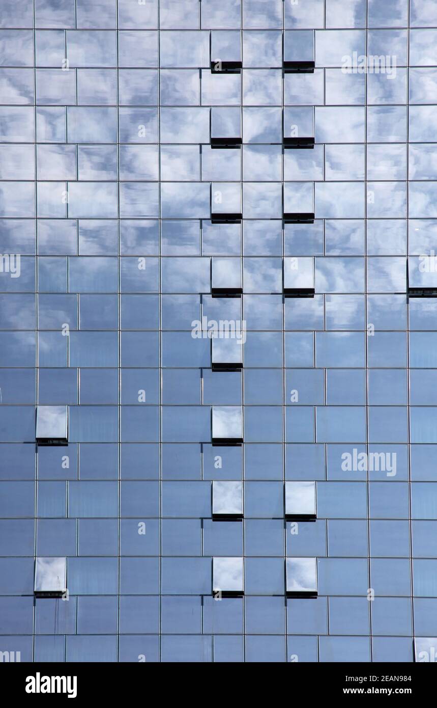 Edificio con finestre blu sullo sfondo della città di Zagabria, Croazia Foto Stock