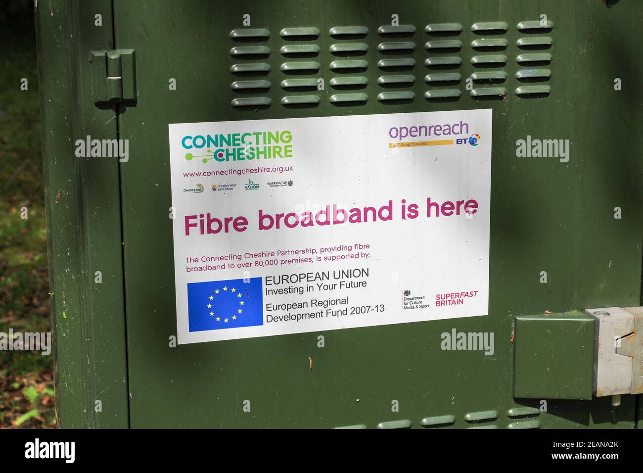 Un armadio rurale a banda larga in fibra digitale BT Openreach, supportato dai consigli distrettuali dell'Unione europea e di Cheshire, Cheshire, Inghilterra, Regno Unito Foto Stock