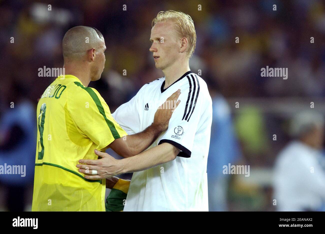 Firo fu? Calcio palla 06/30/2002 Coppa del mondo finale Germania - Brasile 0: 2 Ronaldo con Carsten Ramelow COREA-GIAPPONE 2002 30 giugno 2002: Foto d'azione di Ronaldo del Brasile baciando il Trofeo durante la finale della Coppa del mondo 2002. La Germania fu sconfitta nel 2-0 dal Brasile./Foto de accion de Ronaldo de Brasil besando el Trofeo dura la final de la Copa del Mundo 2002. Alemania fue derrotada 2-0 por Brasi copyright by firo sportphoto: Kunz Pfefferackerstr.2a 45894 Gelsenkirchen mail @ firosportphoto .de www.firosportphoto.de (Volksbank Bochum-Witten) BLZ .: 430 601 29 Kt. No .: 341 117 100 Tel. Foto Stock