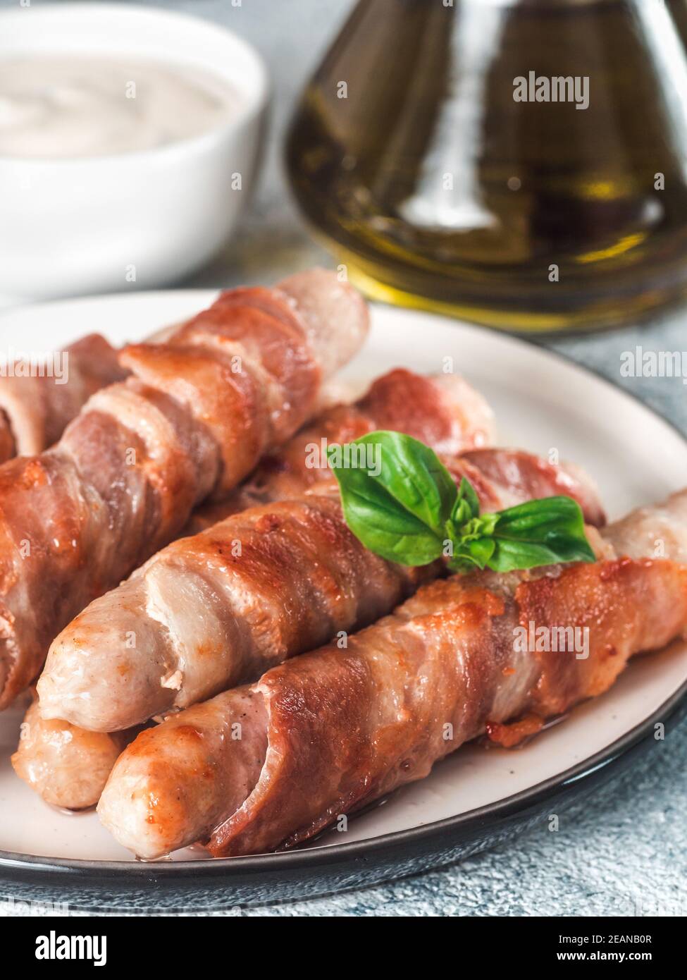 Salsicce avvolto in pancetta Foto Stock