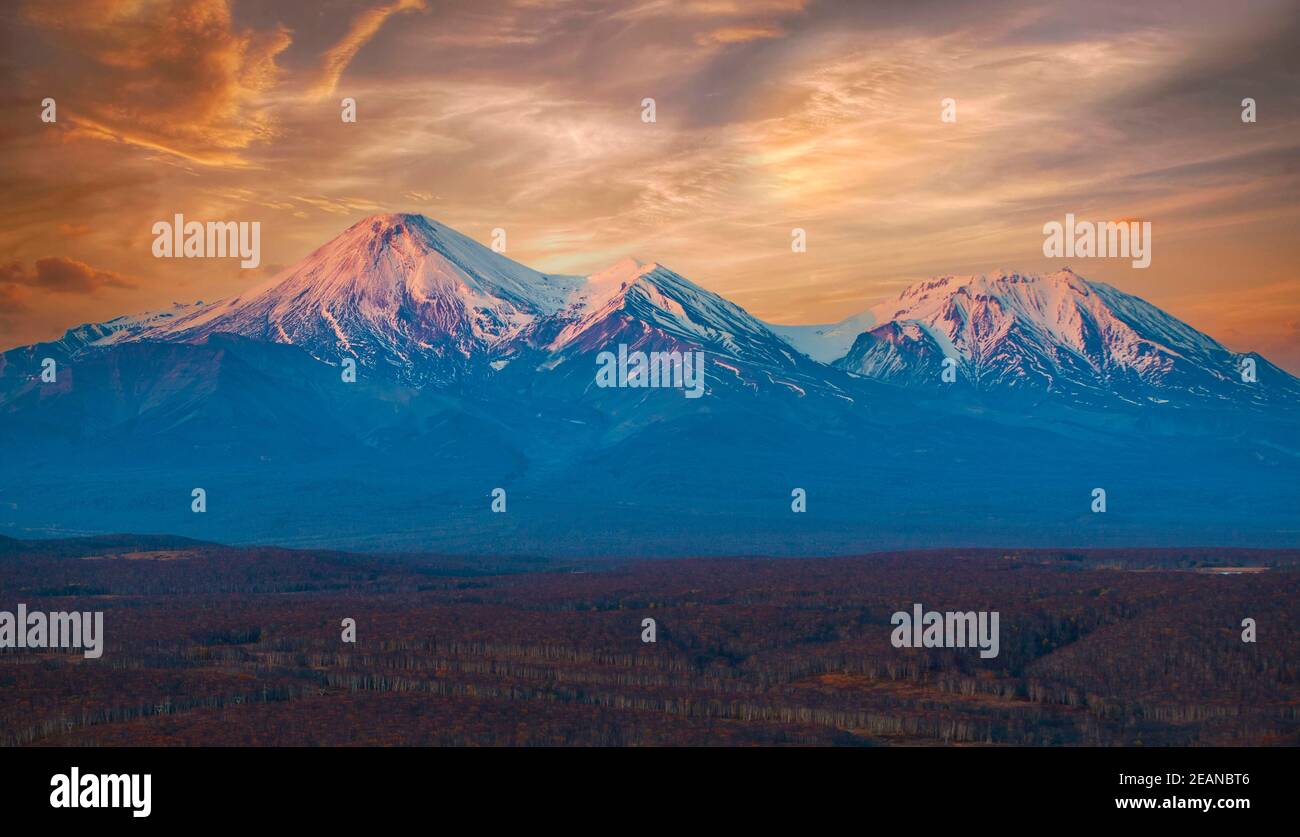 Tramonto ad Avachinsky e vulcano Kozelsky sulla penisola di Kamchatka Foto Stock