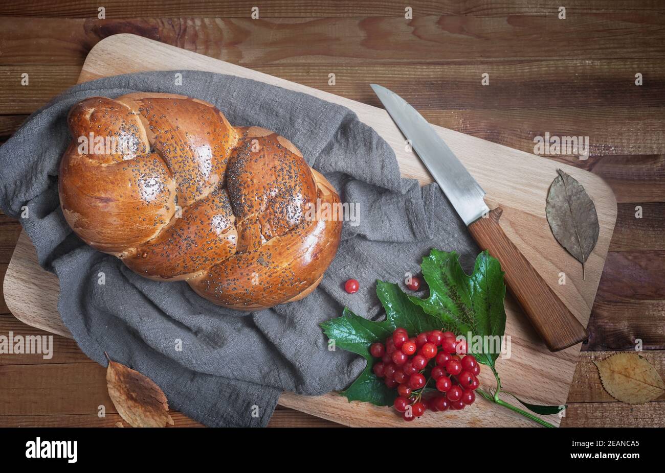 Una pagnotta di pane bianco e un coltello sul Tavola da cucina Foto Stock